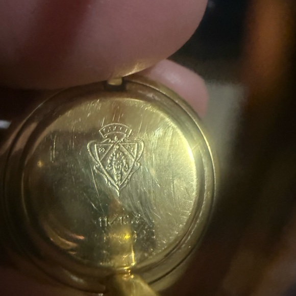 Good as New Gucci bessel Watch comes with certificate and 12 ring - Picture 5 of 6